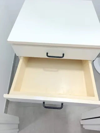 Mueble auxiliar rodante con cajones.