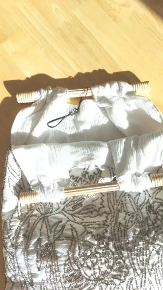 Bolsa / bolso de Zara. Asas de madera y bordados.