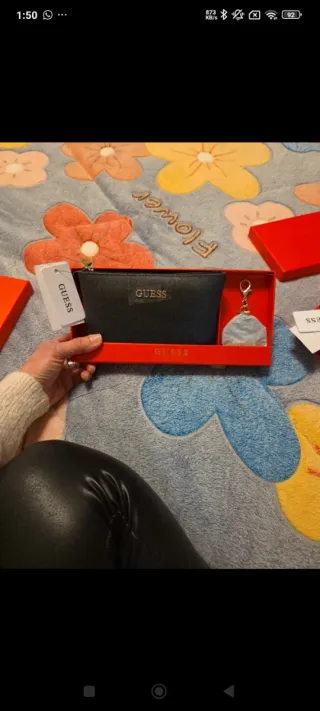 Cartera de mano Guess negra