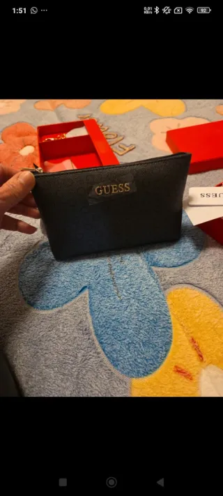 Cartera de mano Guess negra