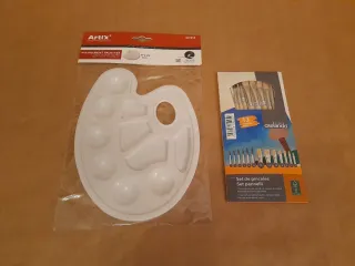 Paleta de pintura y set de pinceles.