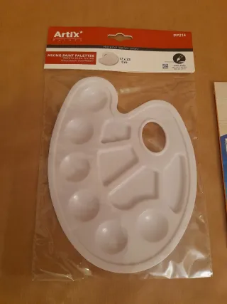 Paleta de pintura y set de pinceles.