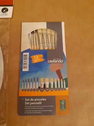 Paleta de pintura y set de pinceles.