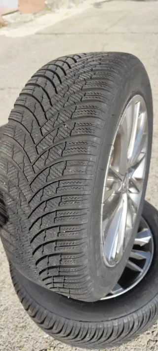 2 Llantas Toyota con Neumáticos Invierno