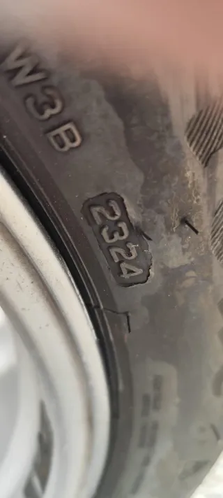 2 Llantas Toyota con Neumáticos Invierno