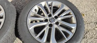 2 Llantas Toyota con Neumáticos Invierno