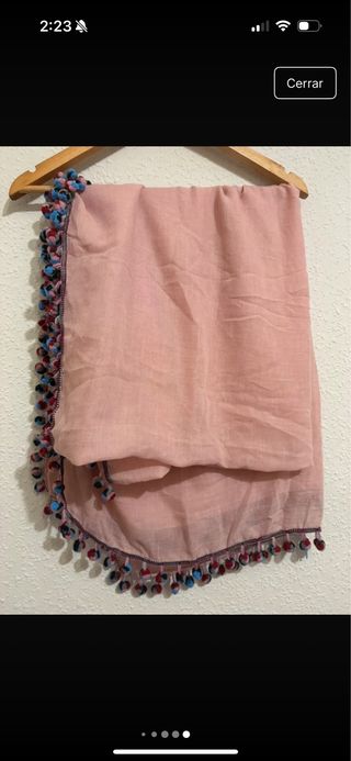 Pañuelo rosa maxi con borlones en los bordes