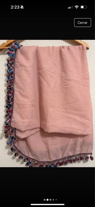Pañuelo rosa maxi con borlones en los bordes