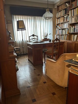 Mesa de despacho  con 2 sillas y sillón