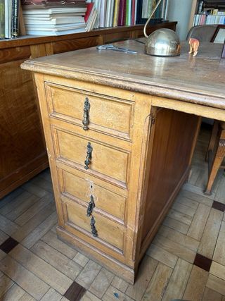 Mesa de despacho  con 2 sillas y sillón