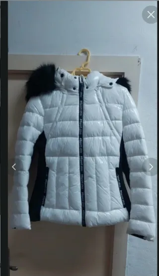 Plumífero blanco con capucha y pelo