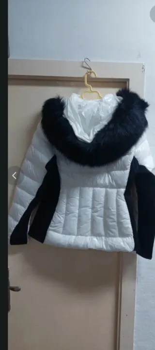 Plumífero blanco con capucha y pelo