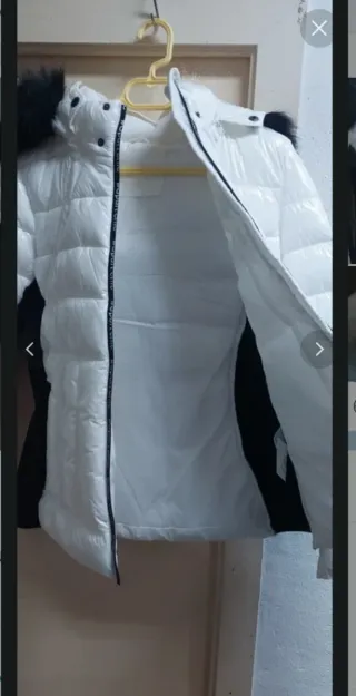 Plumífero blanco con capucha y pelo