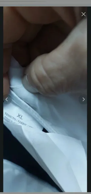 Plumífero blanco con capucha y pelo