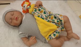 Bambola Reborn con ciuccio e peluche