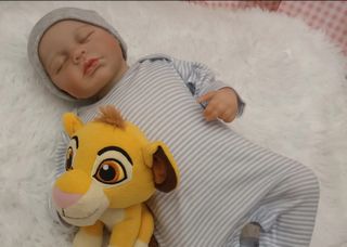 Bambola Reborn con ciuccio e peluche