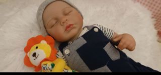 Bambola Reborn con ciuccio e peluche