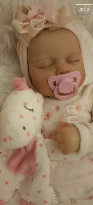 Bambola Reborn con ciuccio e peluche