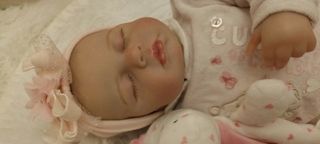 Bambola Reborn con ciuccio e peluche