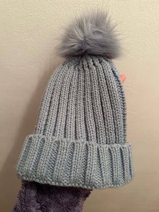 Gorro de lana con pompón gris