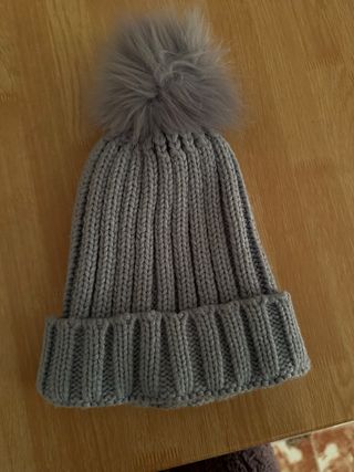 Gorro de lana con pompón gris
