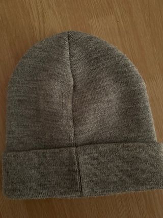 Gorro gris con parche Follow My Rules