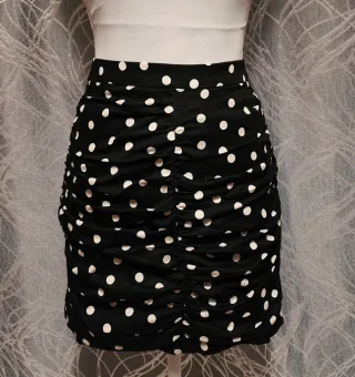 Minifalda de lunares negra y blanca
