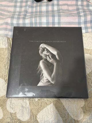 Taylor Swift TTPD - the black dog