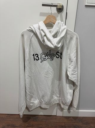 Sudadera con capucha y bolsillo