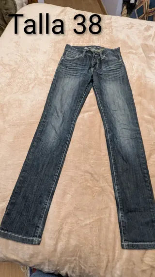 Vari vestiti in buono stato