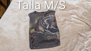 Vari vestiti in buono stato