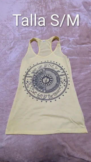 Vari vestiti in buono stato