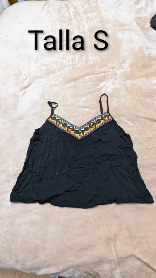 Vari vestiti in buono stato