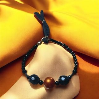 Pulsera de perlas grises y naranjas