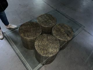Tavolo in cristallo con 4 puff pelle di serpente