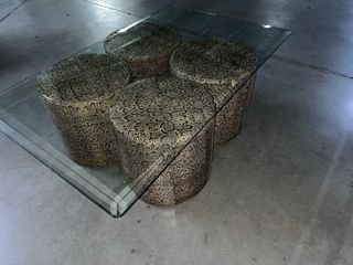 Tavolo in cristallo con 4 puff pelle di serpente