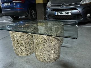 Tavolo in cristallo con 4 puff pelle di serpente