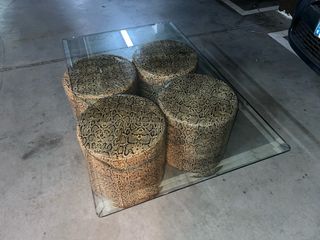 Tavolo in cristallo con 4 puff pelle di serpente