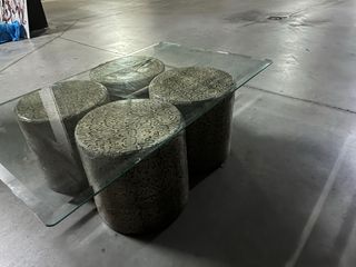 Tavolo in cristallo con 4 puff pelle di serpente