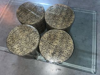 Tavolo in cristallo con 4 puff pelle di serpente