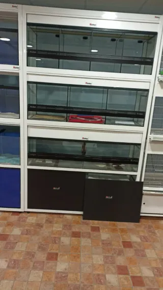 Expositor acuario, terrario y pajarera