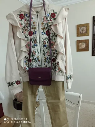 Conjunto chaqueta bordada y pantalón beige