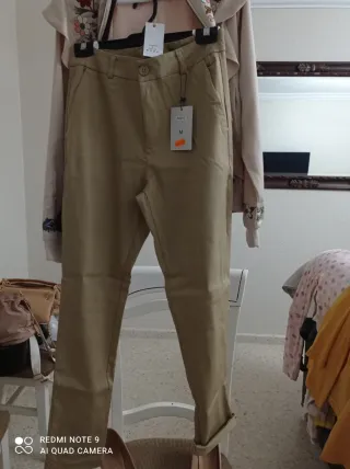 Conjunto chaqueta bordada y pantalón beige