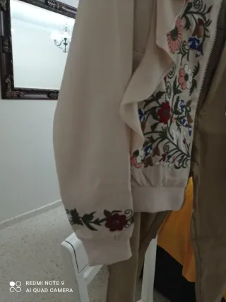 Conjunto chaqueta bordada y pantalón beige