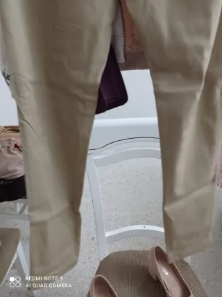 Conjunto chaqueta bordada y pantalón beige