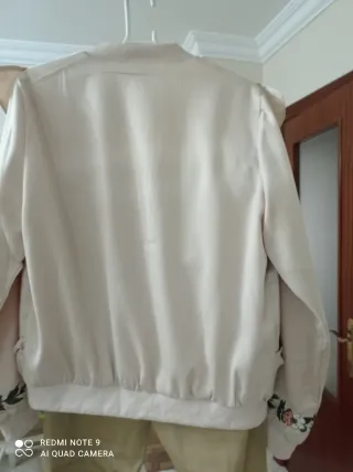 Conjunto chaqueta bordada y pantalón beige