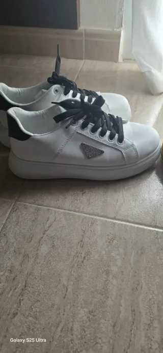 Zapatillas deportivas blancas y negras talla 39