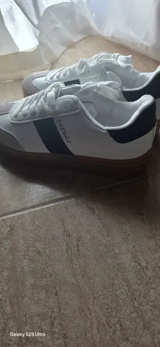 Zapatillas deportivas blancas y negras talla 39