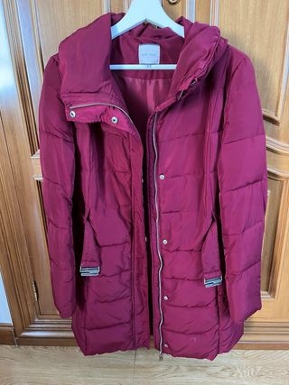 Abrigo plumífero burdeos