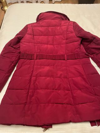 Abrigo plumífero burdeos